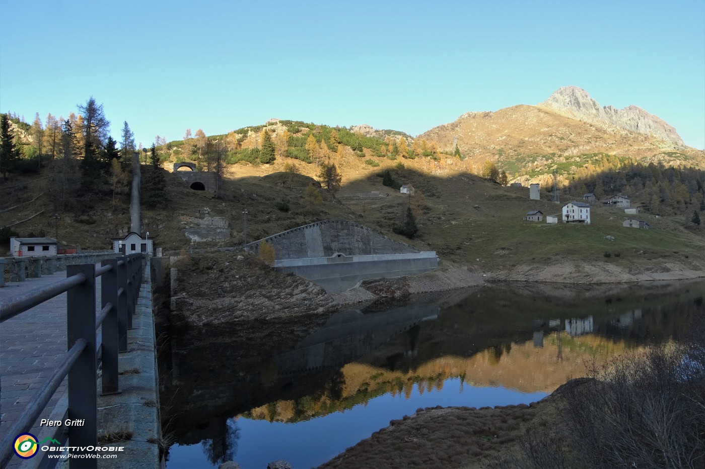 80 Attraversando la diga del Lago Piano Casere.JPG